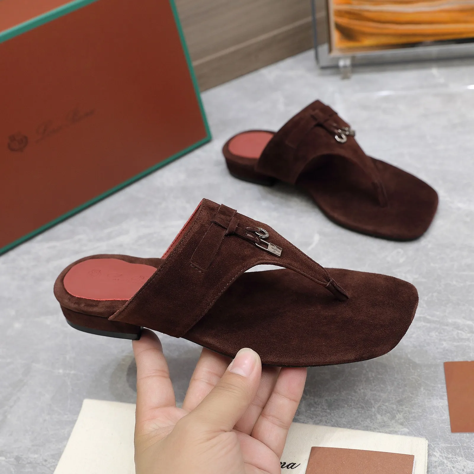 👟👟Ex-factory price 560👟👟 Purchasing-grade [Loro Piana] LP Mindil series T-strap thong sandals ✔️Top quality ✔️Soft sheep leather forms a tailor-made band that meets at the top of the upper and is fixed by a strong elastic ankle design. One is adorned with a discreet horn padlock, the other a gold circle badge. With its simple construction and sophisticated feel, these sandals are ideal for summer. ✔️Material: imported sheepskin fabric, sheepskin lining and feet ✔️Imported genuine leather outsole ✔️Code number: 35-42 (35/41/42 custom-made, non-refundable)